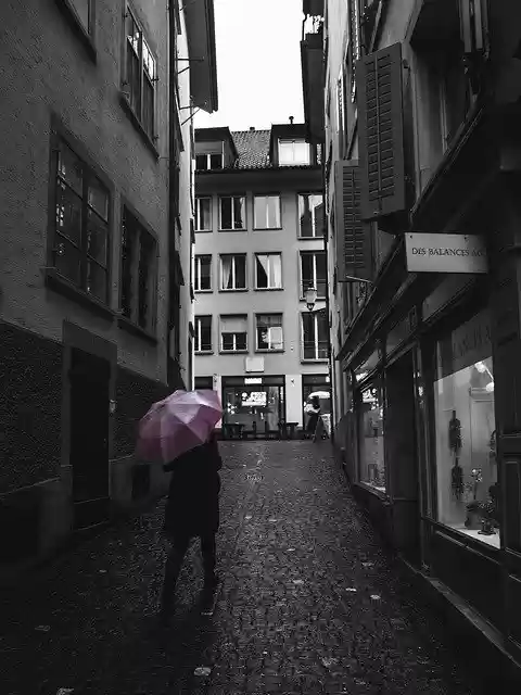 Kostenloser Download Street Photography Zurich Umbrella - kostenloses Foto oder Bild zur Bearbeitung mit GIMP Online-Bildbearbeitung