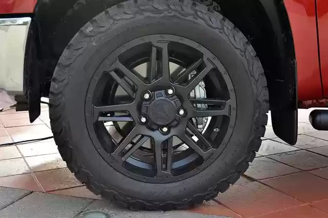 Bezpłatne pobieranie Toyota Tundra Tire Wheel - bezpłatne zdjęcie lub obraz do edycji za pomocą internetowego edytora obrazów GIMP