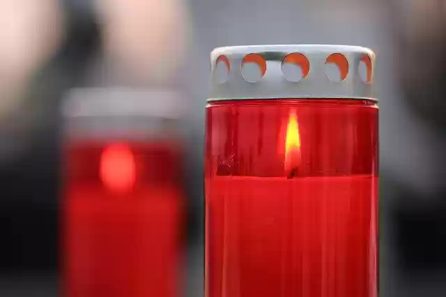 Kostenloser Download Two Red Candles Candlelight Flame - kostenloses Foto oder Bild zur Bearbeitung mit GIMP Online-Bildbearbeitung